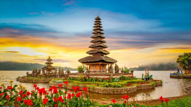 Sunrise over Pura Ulun Danu Bratan, a famous Hindu temple on Bratan Lake