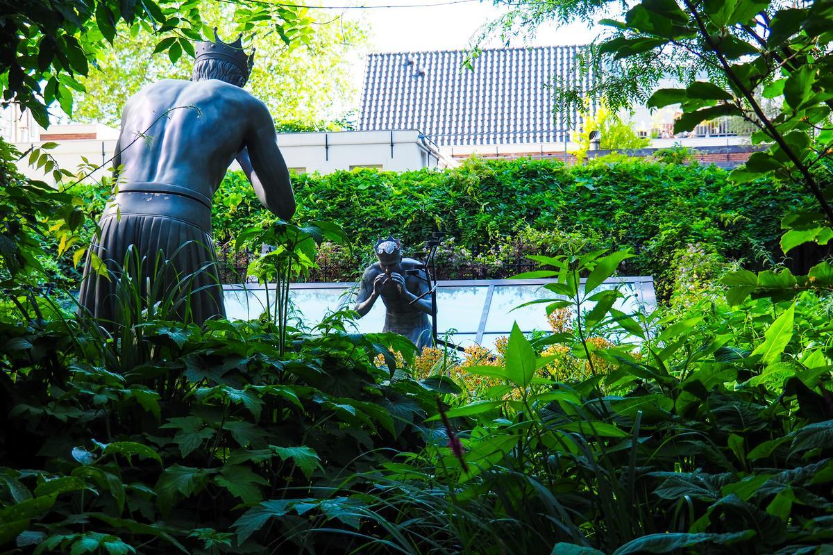 Bronze statue in Andaz Amsterdam's lush sculpture garden