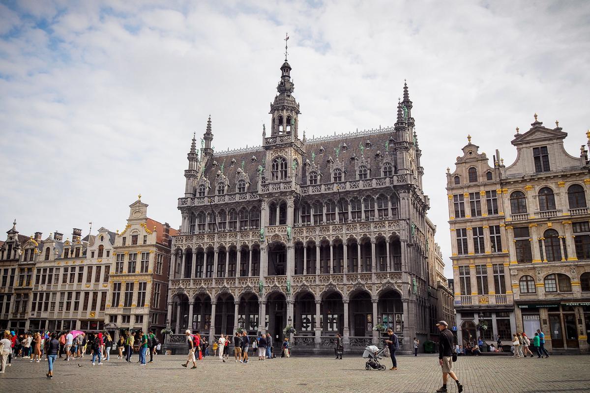 Brussels City Museum Gothic facade, tourists in Grand Place