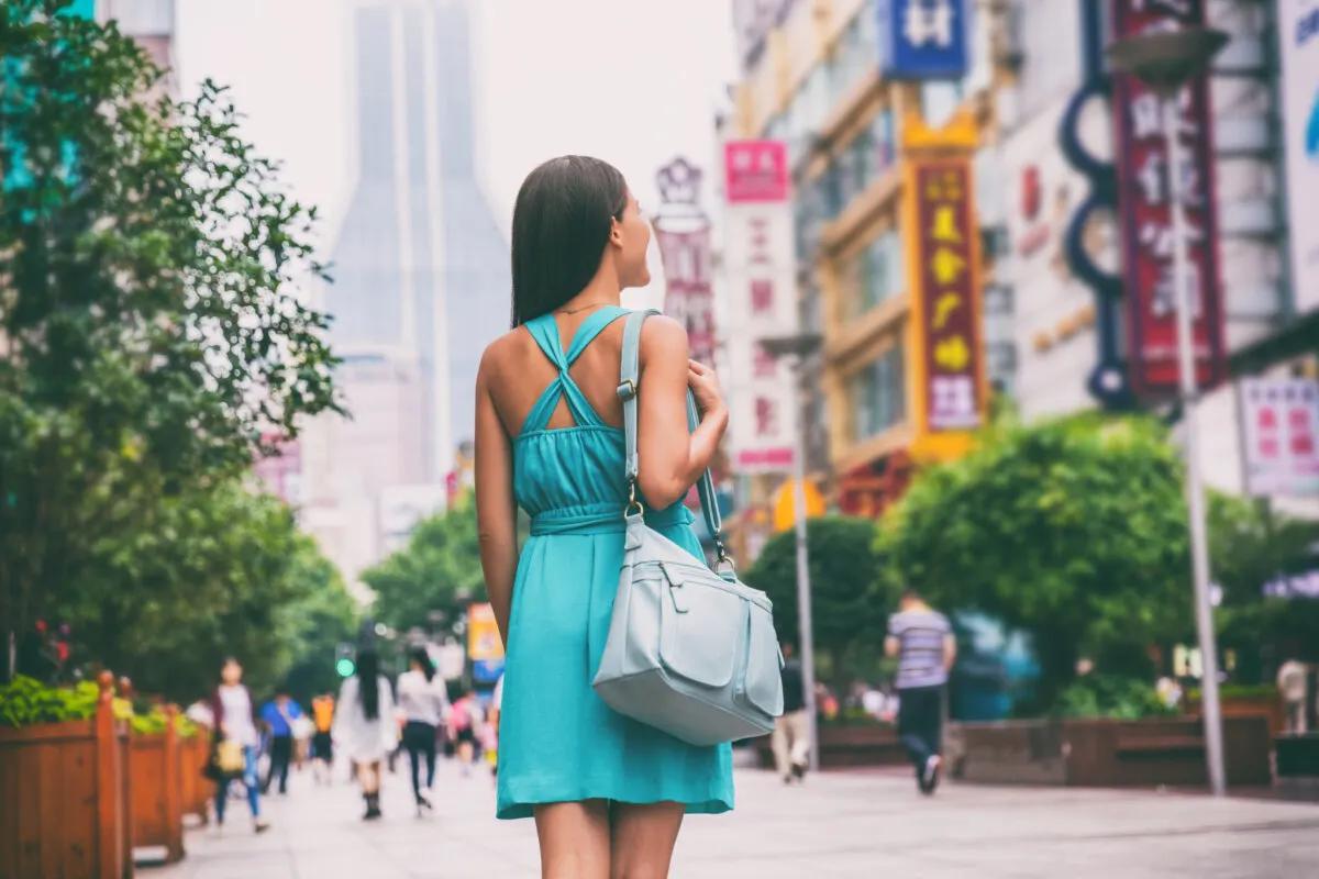 Girl with grey purse, one of the best travel purses