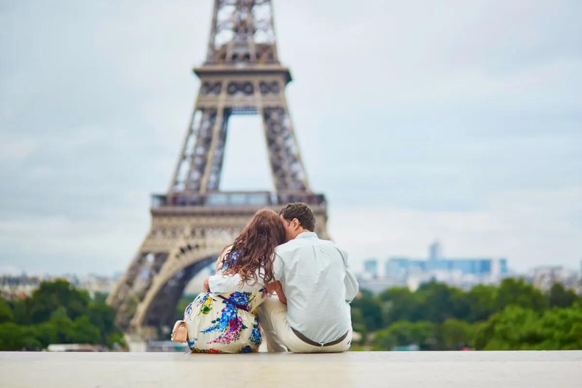 Couple in front of Eiffel tower in Paris