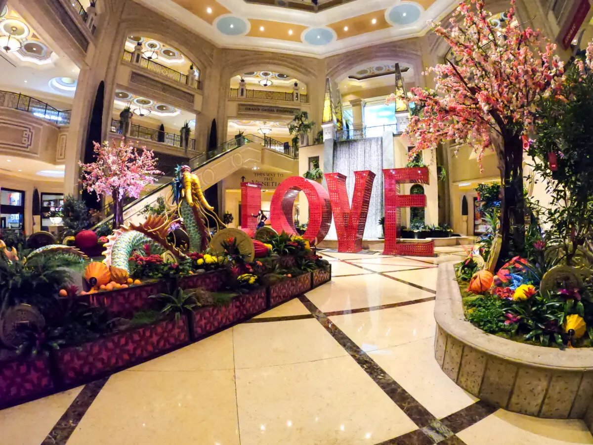 LOVE Sign at The Venetian Las Vegas Review