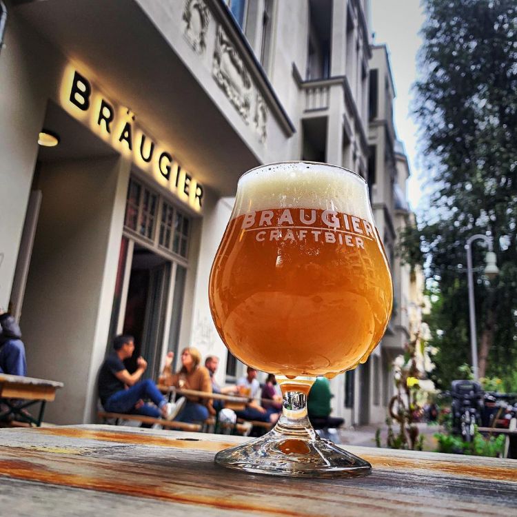 Front of BRÄUGIER Craftbier BrewPub in Berlin
