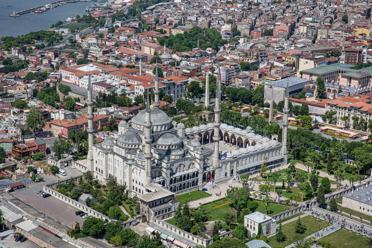 Aerial view of the Blue Mosque and Istanbul cityscape with domes and minarets.