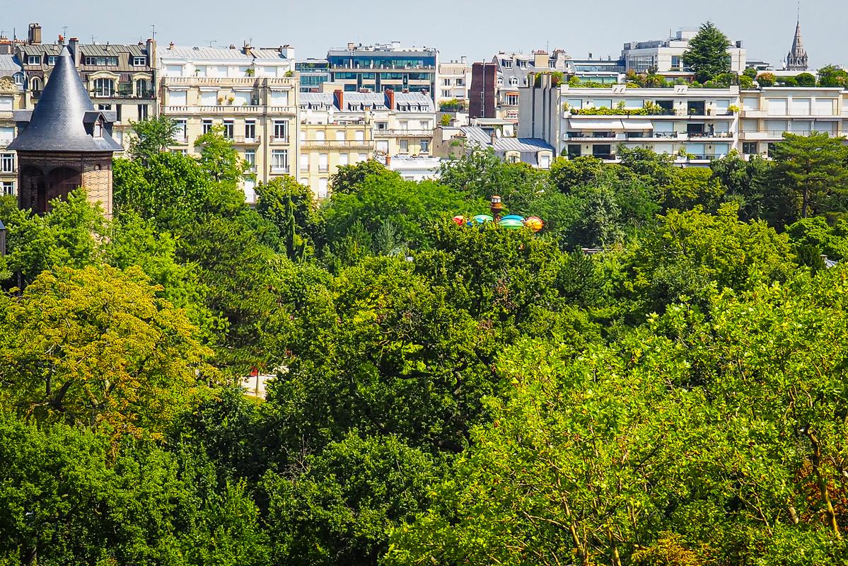 Lush green space at Jardin d'Acclimatation Paris, ideal for family outings amidst urban landscape