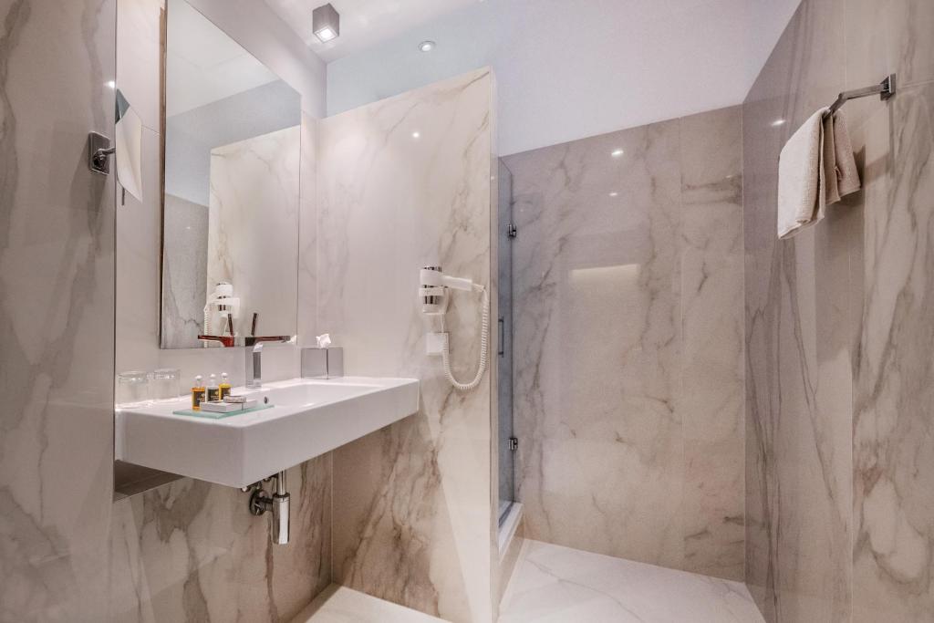Elegant Continental Hotel Budapest bathroom with marble design and modern amenities.