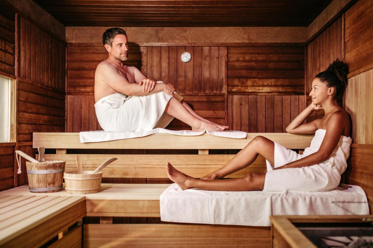 Man and woman enjoying a sauna experience at Parkhotel Quellenhof Aachen
