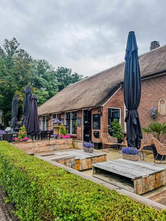 Charming Restaurant 't Achterhuus in Giethoorn with thatched roof and vibrant flowers