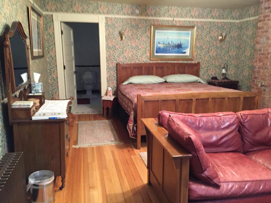 Alaska's Capital Inn Bed and Breakfast room interior