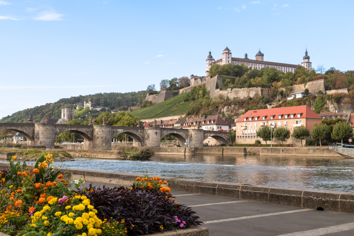 Main river with a view of the medieval bridge, Alte mainbrücke