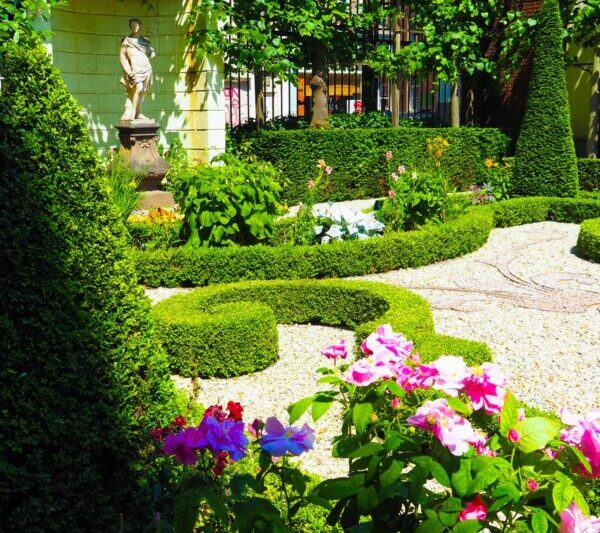 Historic Willet-Holthuysen Museum garden oasis in Amsterdam