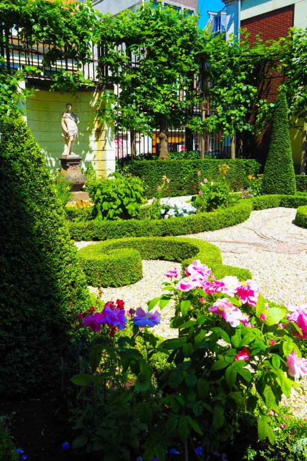 Historic Willet-Holthuysen Museum garden oasis in Amsterdam