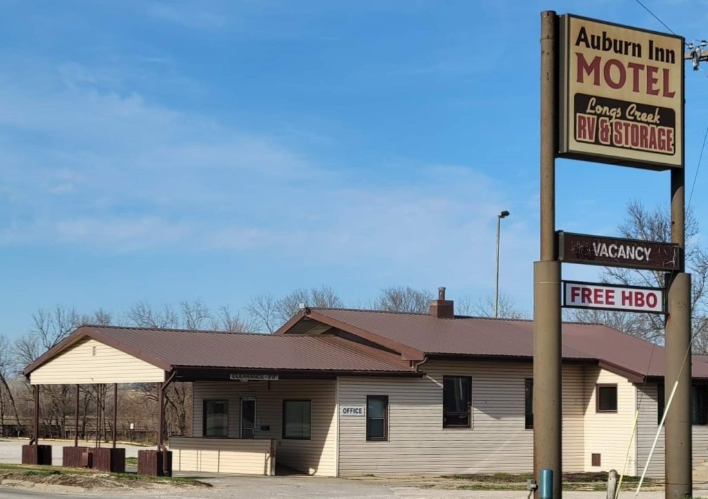 Auburn Inn Motel & Longs Creek RV Park building exterior and sign