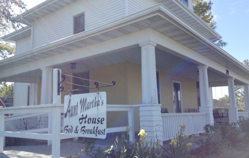 Aunt Martha's House Bed & Breakfast exterior and sign