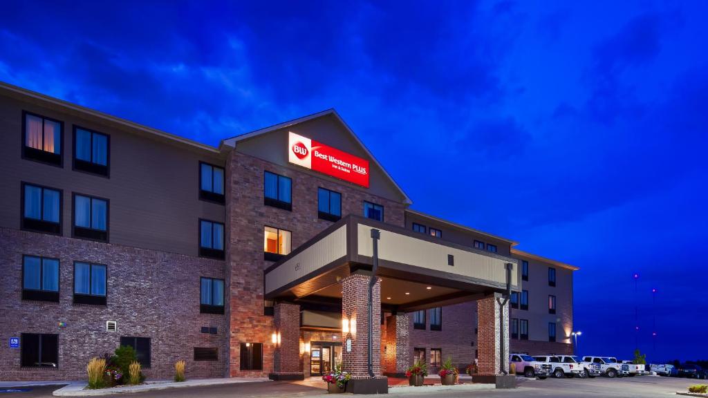 Exterior of Best Western Plus Casper Inn & Suites at night 