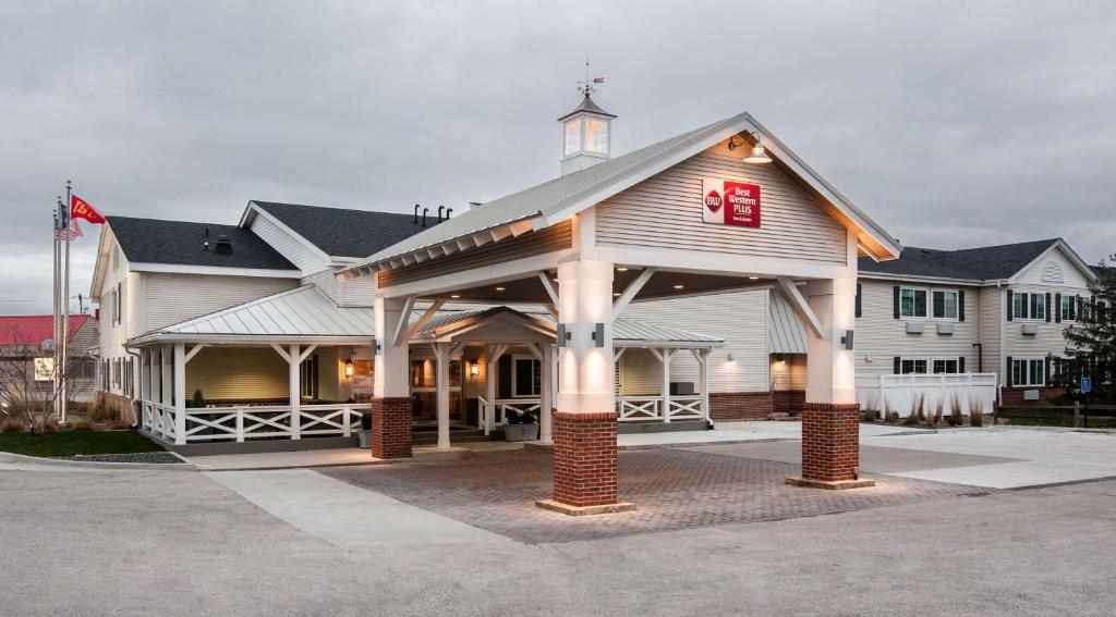 Best Western Plus University Park Inn & Suites building exterior