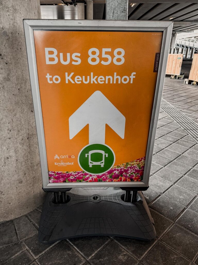 Bus 858 sign directing to Keukenhof Gardens from Schiphol Airport