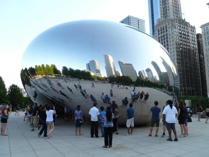 People surrounding The Cloud Gate in Chicago