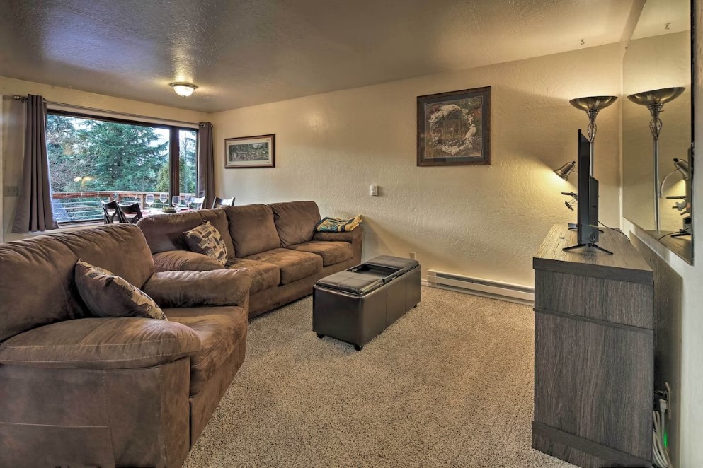 Interior of Cozy Retreat w/ Fire Pit - Near Mendenhall Glacier