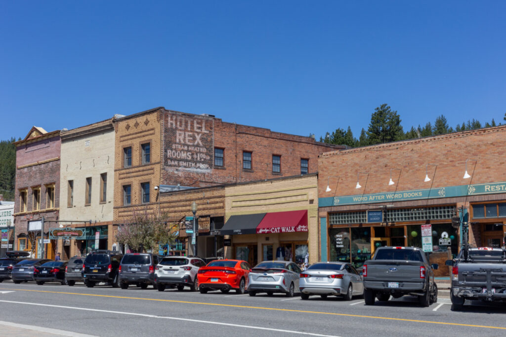 Establishments and street at Downtown Truckee in California