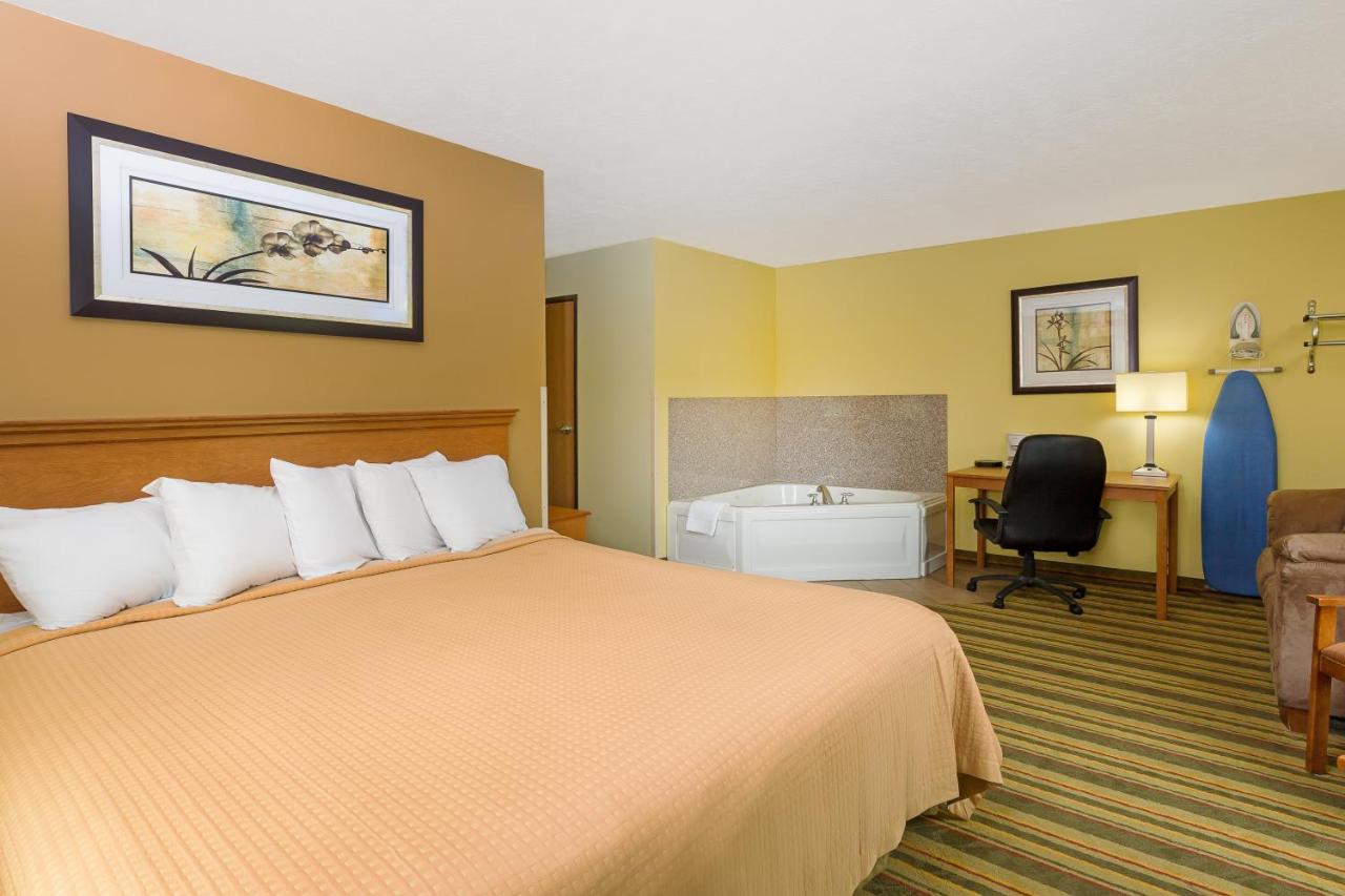 King suite at Econo Lodge Yankton
