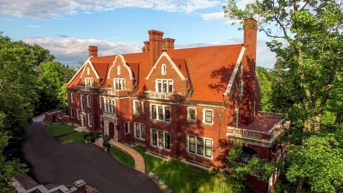 Exterior of Glensheen Mansion in Minnesota