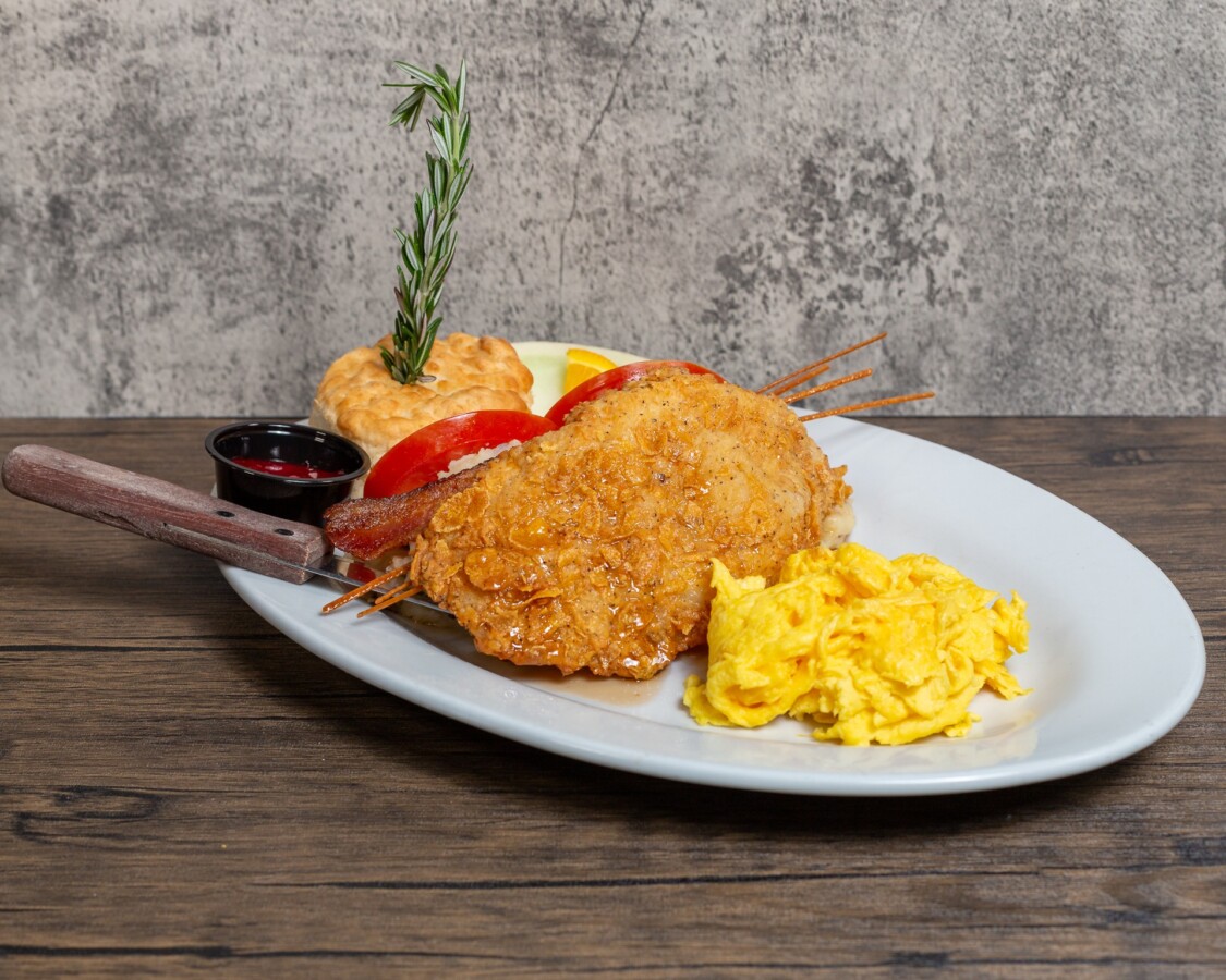 Friend chicken and eggs served at the Hash House a Go Go, Mohegan Sun