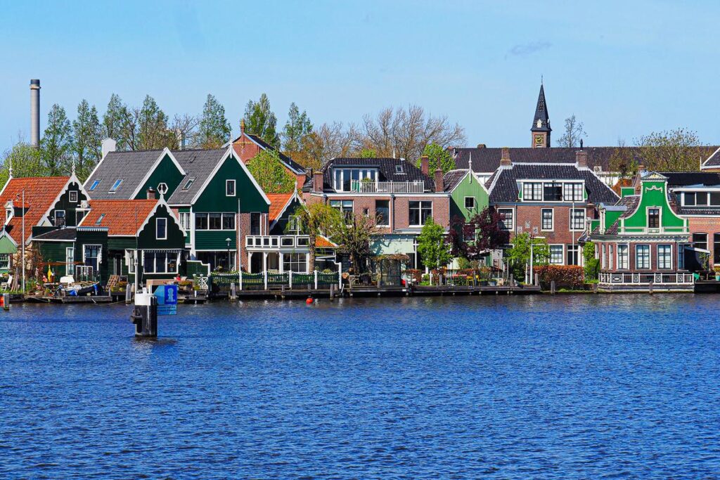 Alt-Text: Historic Zaanse Schans Houses by Zaan River