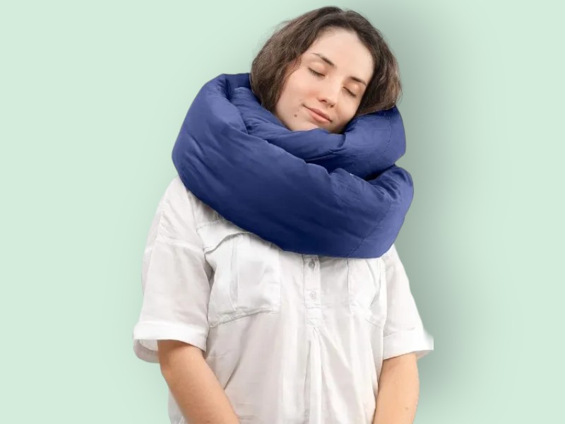 Model Wearing Huzi Infinity Travel Pillow