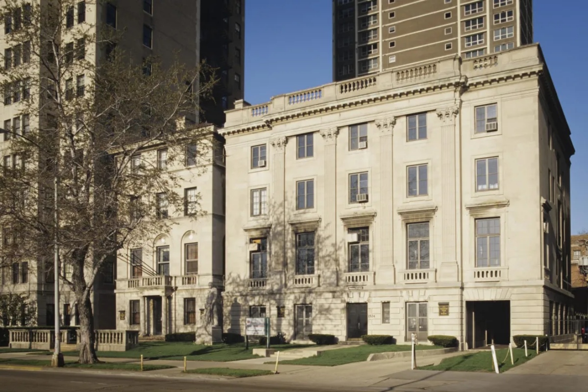 Building exterior of International Museum of Surgical Science in Chicago