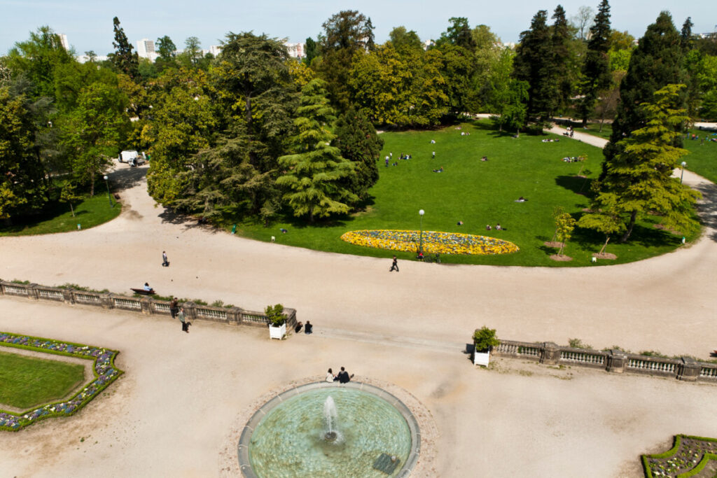 Lawns, pond, and trees in Bordeaux’s Jardin Public