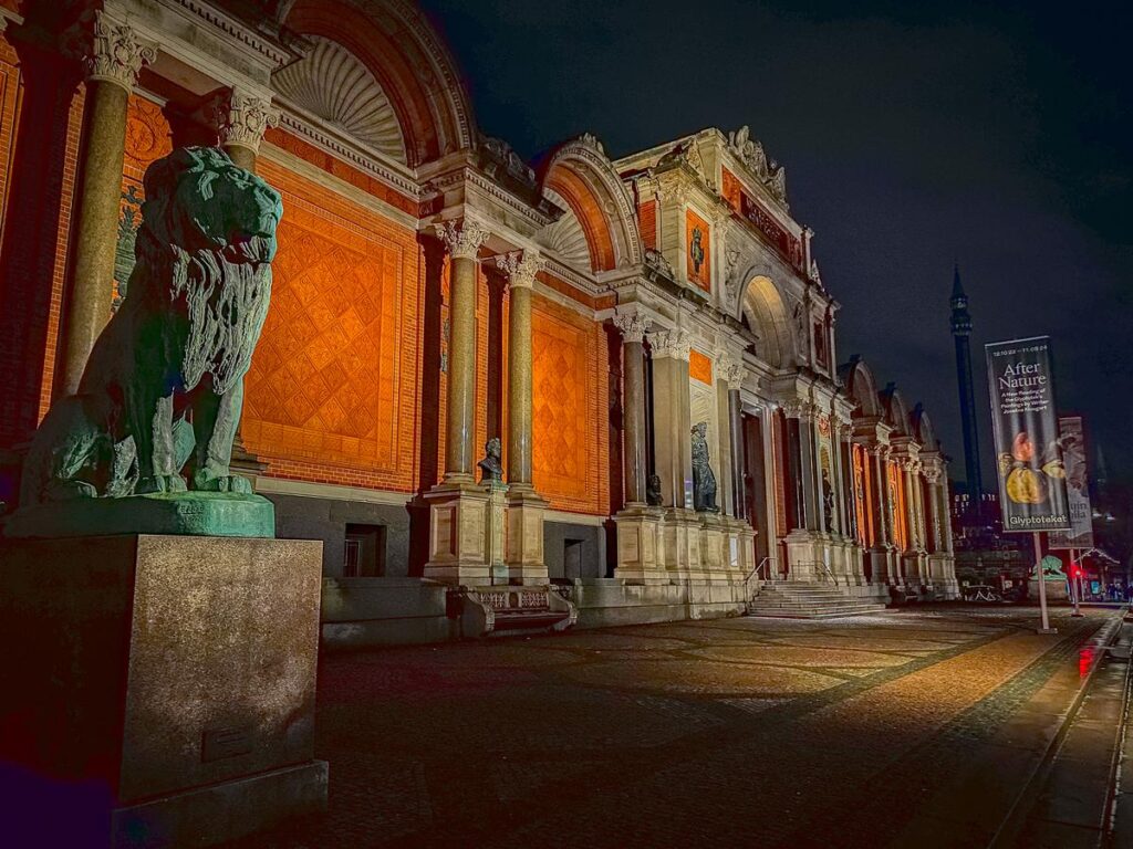 Lion sculpture outside Ny Carlsberg Glyptotek at night