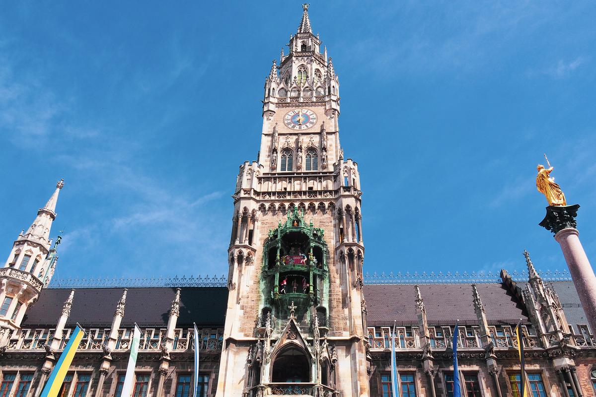 New Town Hall (Neues Rathaus) and Rathaus-Glockenspiel in Marienplatz, Munich, against a clear blue sky