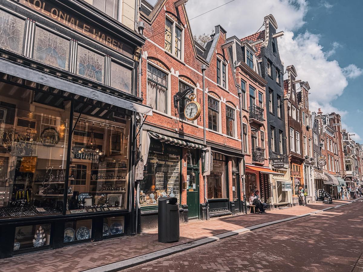 Nieuwe Spiegelstraat, Amsterdam: Iconic Dutch architecture and antique shops in historic Canal Ring