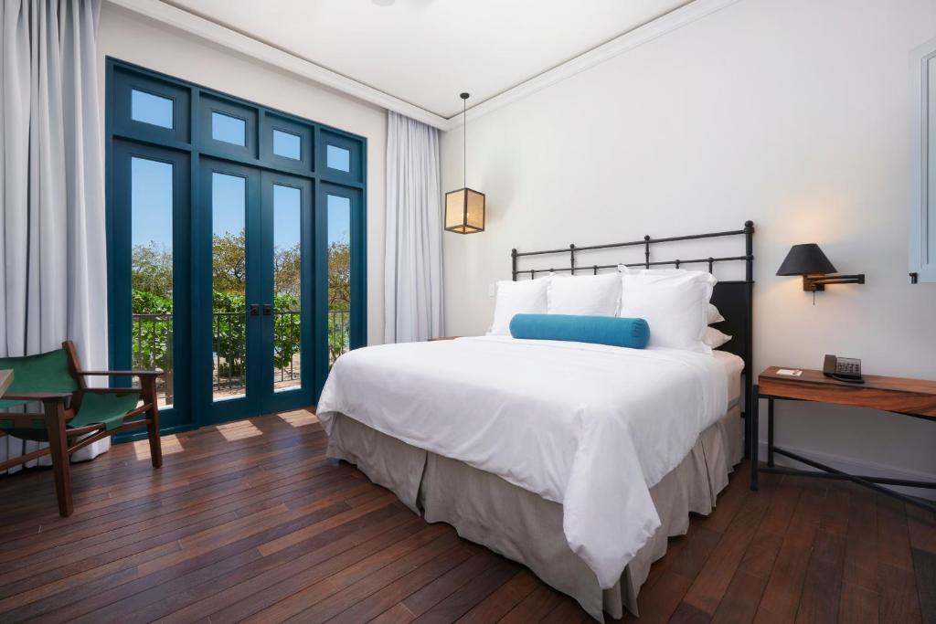 Santarena Hotel room interior