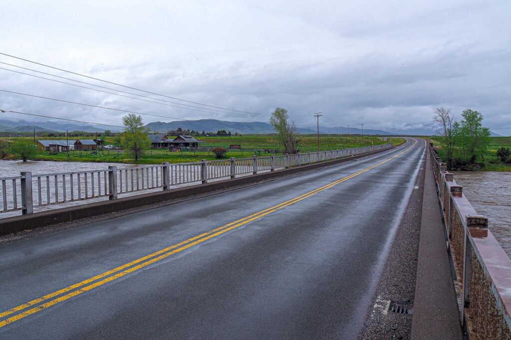Scenic drive over Yellowstone River to Yellowstone National Park