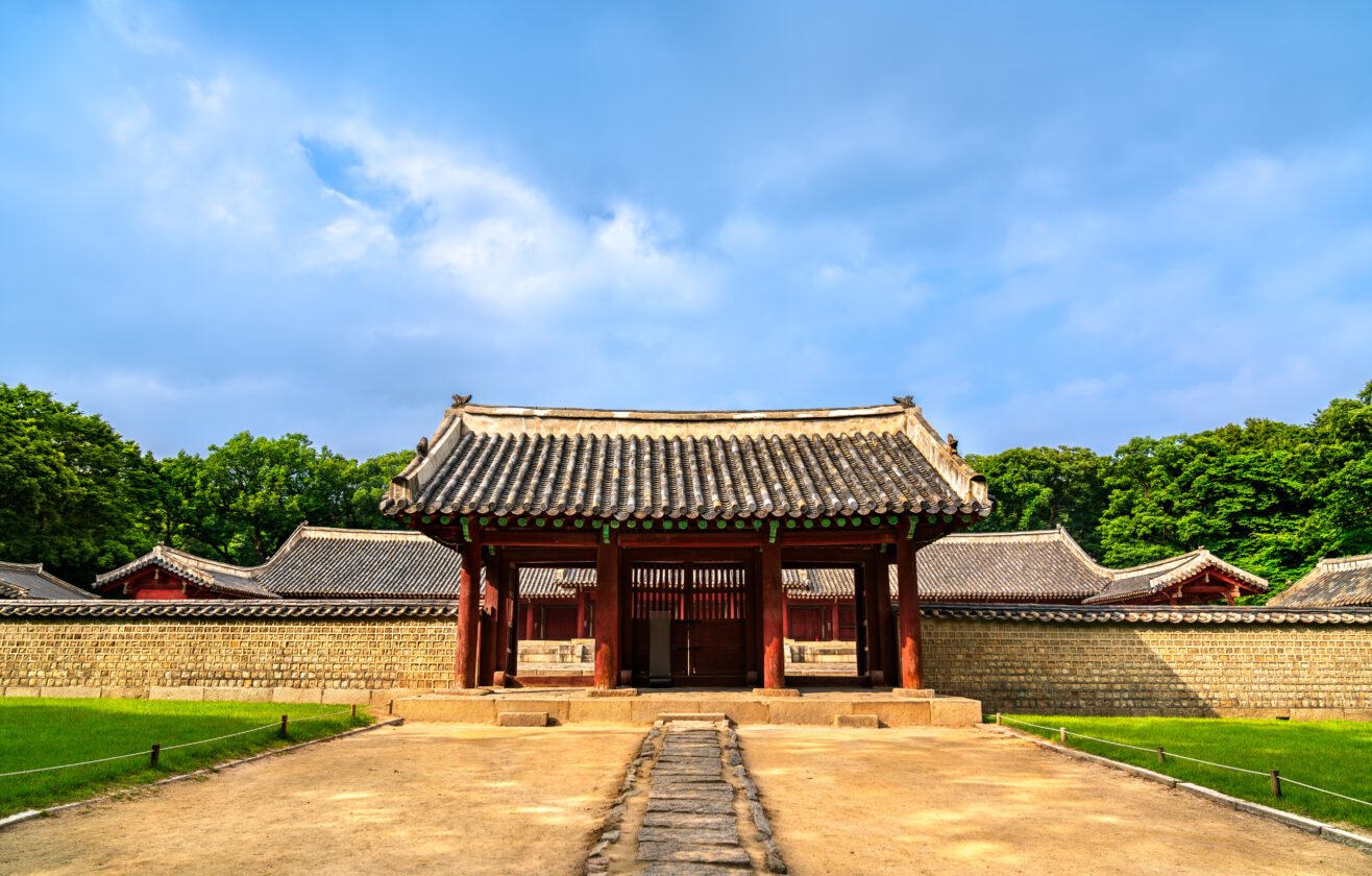 Jongmyo Shrine, Seoul UNESCO World Heritage, main gate, Dancheong, Confucian Joseon ceremonial architecture.
