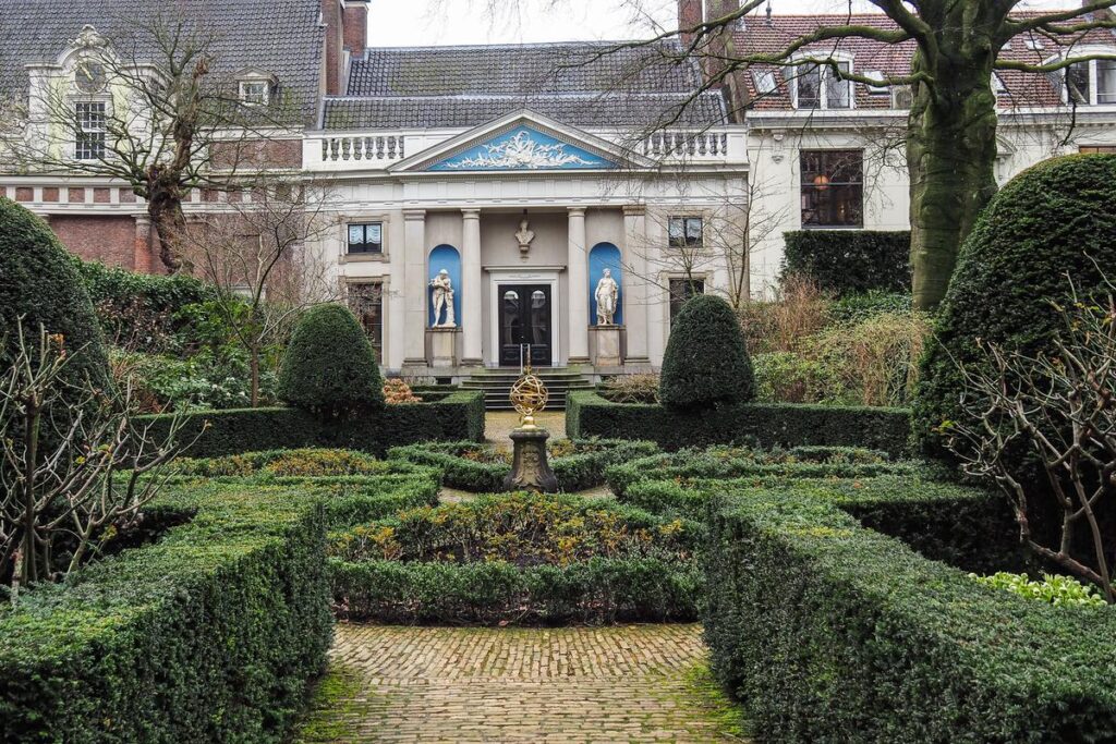 Serene winter view of Museum van Loon's classical garden with historic architecture and symmetrical landscape design. (source: [Velox Media](https://www.veloxmedia.com/blog/alt-text-and-image-seo/))