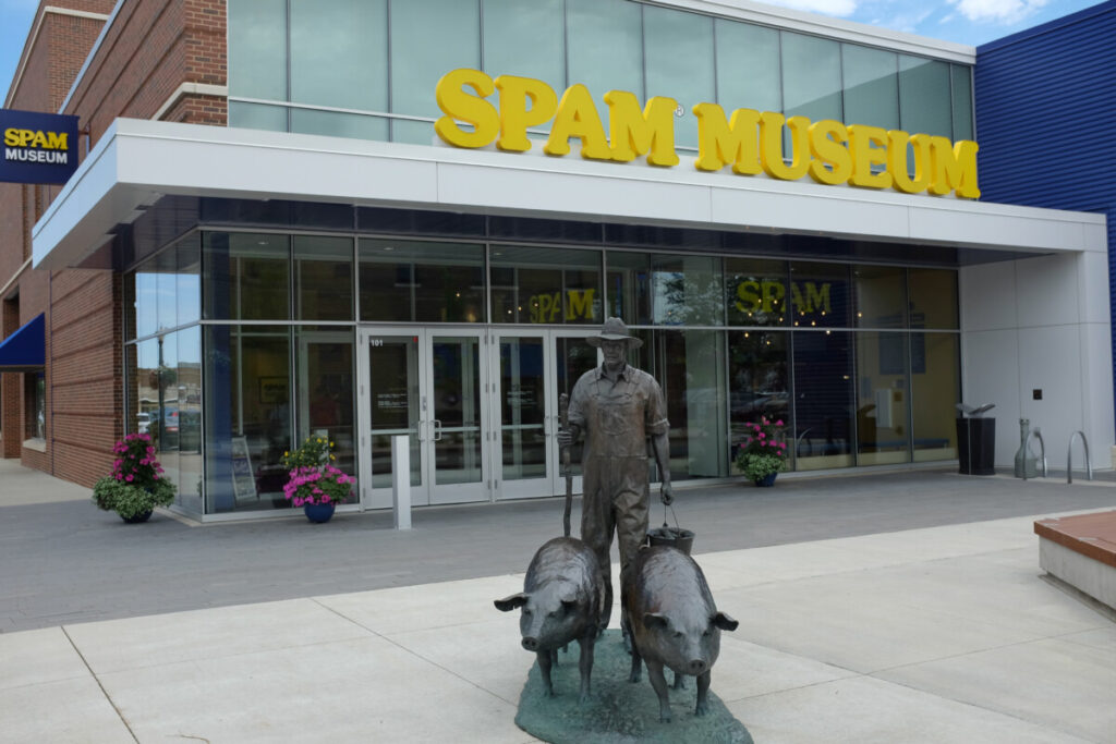 Statue and building of Spam Museum in Minnesota