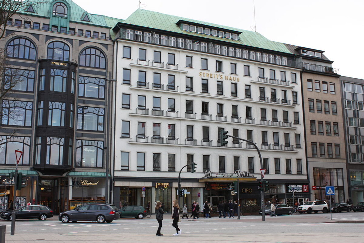 Streit’s Haus in Hamburg, showcasing Hamburg landmarks, monuments, and historic shopping streets.