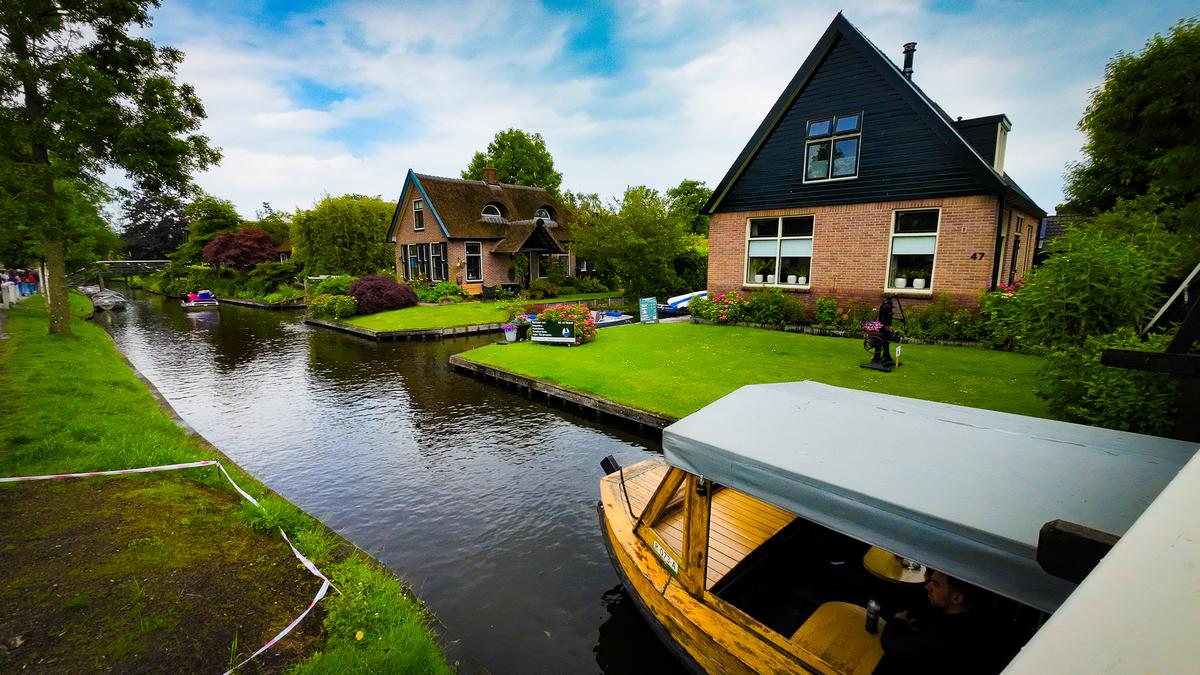 Boat tour in Giethoorn village, Netherlands, lush landscapes, things to do in Giethoorn