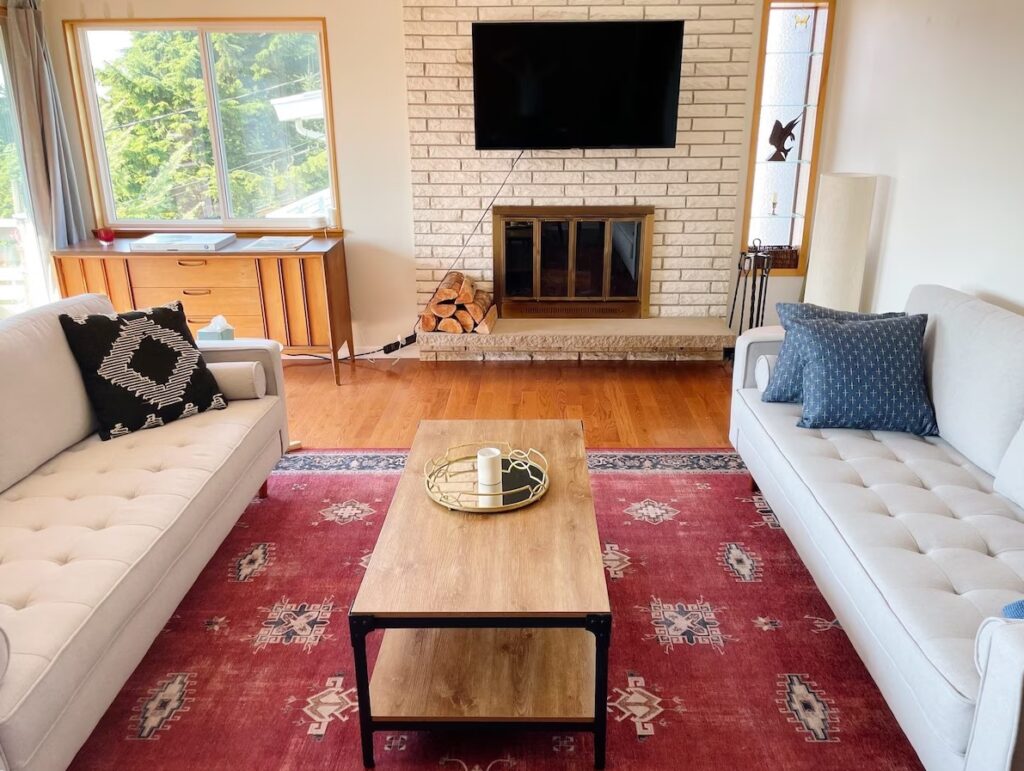 Quiet & Spacious Mid-Century Modern Retreat in West Seattle Living area