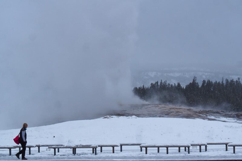 15 Best Geysers & Hot Springs in Yellowstone National Park