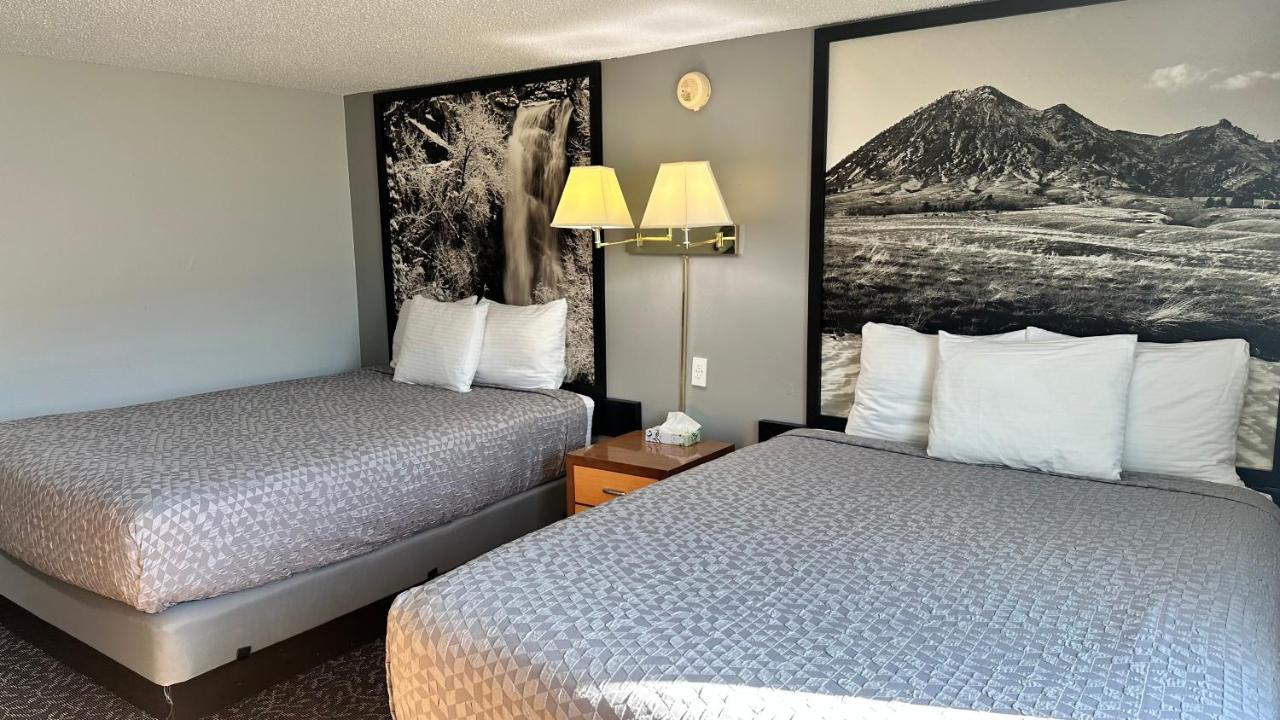Guest room at the Yankton Inn